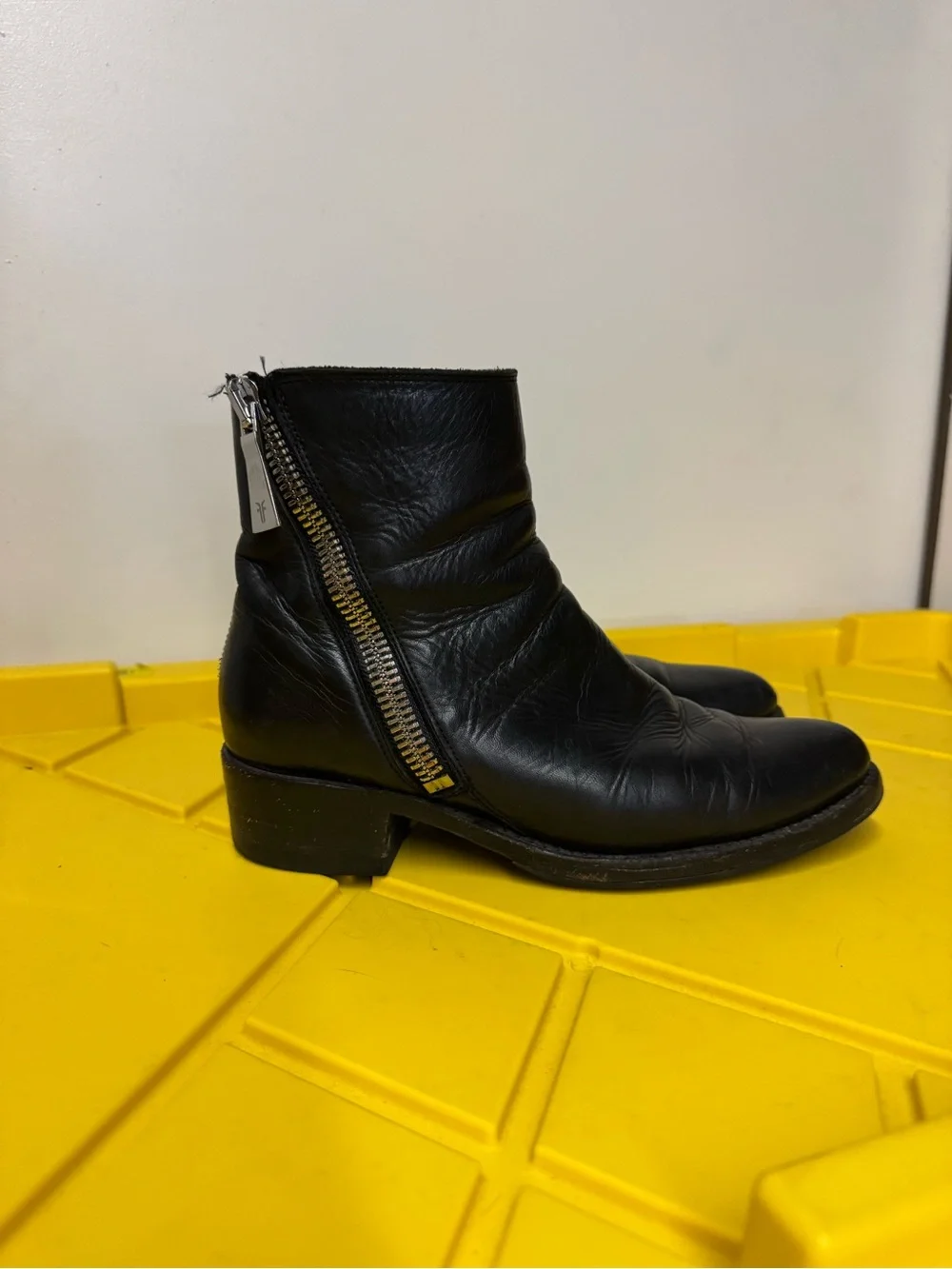 Frye Demi Zip Bootie Women’s 7 B Black Leather Side Zip Ankle Boots